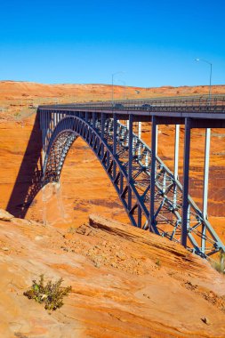 Colorado Nehri üzerindeki Glen Canyon Köprüsü. Resimli kırmızı kumtaşı köprünün temelidir. Dev bir çelik kemerin kemerli köprüsü. Aktif, çevre dostu ve fotoğraf turizmi kavramı