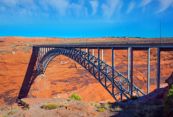 Híd Alapja Festői Vörös Homokkő Egy Hatalmas Acélívről Ívelt Híd — Stock Fotó