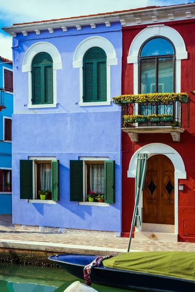 Jasné Barevné Domy Odrážejí Vodě Kanálů Ostrov Burano Poblíž Benátek — Stock fotografie