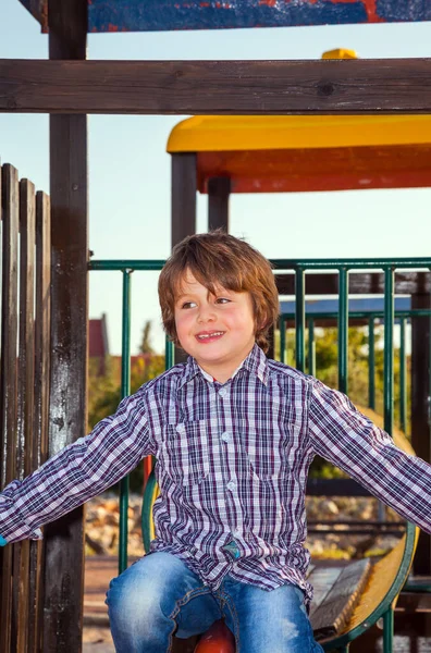 Schöner Sonniger Tag Charmanter Junge Kariertem Cowboyhemd Und Jeans Spielt — Stockfoto