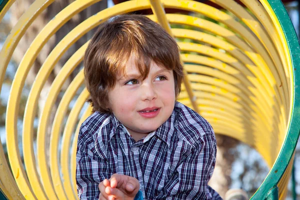 Mooie Zonnige Dag Charmante Jongen Een Geruit Cowboyshirt Kruipt Langs — Stockfoto