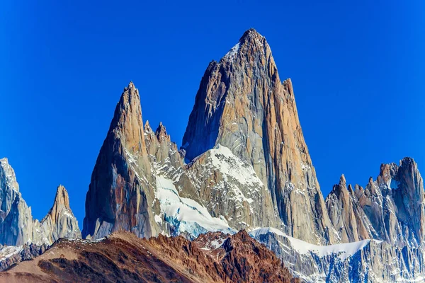 Schilderachtige Bergketen Verlicht Door Middagzon Fitzroi Bergtop Patagonië Het Grensgebied — Stockfoto