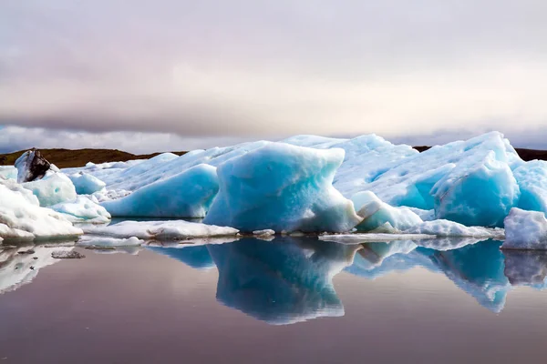 아이슬란드 Jokulsaurloun 입니다 여름날이른 아침입니다 매끄러운 물에는 흰색과 푸른색의 빙산과 — 스톡 사진