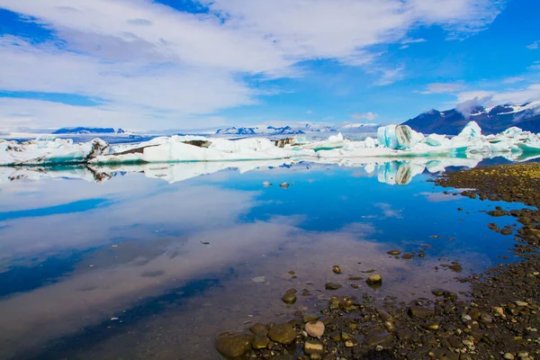 Islandia Chmury Odbite Gładkiej Wodzie Największej Laguny Lodowcowej Jokulsaurloun Zimny — Zdjęcie stockowe