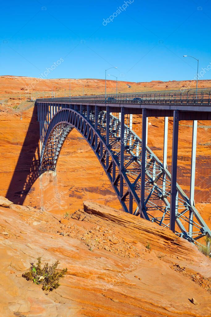 Glen Canyon Bridge sobre el río Colorado. Pintoresca piedra arenisca