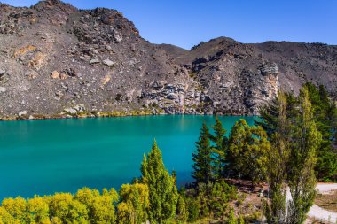  Sihirli Güney Adası, Yeni Zelanda. Tepelerin arasında gölün zümrüt renkli sessiz suları. Cromwell kasabası yakınlarındaki Dunstan Gölü. Ekolojik ve fotoğraf turizmi kavramı