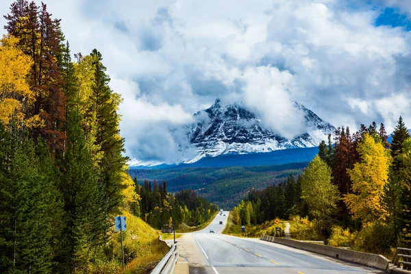 Zdumiewająca Autostrada Icefields Parkway Przechodzi Wśród Ośnieżonych Gór Wspaniała Natura — Zdjęcie stockowe