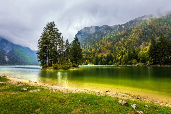 Adorable Lago Montaña Del Predil Italia Día Otoño Nublado Frío —  Fotos de Stock