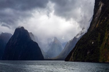 Yeni Zelanda - hobbitlerin ülkesi. Ağır, kasvetli bulutların arasından, güneşin ışınları yolu açar. Antarktika 'dan esen soğuk rüzgar Milford Sound fiyortlarının suyunu dalgalandırıyor. Egzotik, aktif ve fotografik turizm kavramı