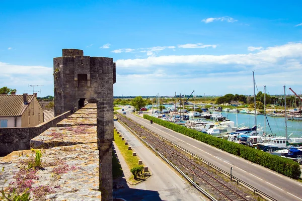 Францию Античные Стены Средневекового Портового Города Мортес Яхты Пришвартованы Берега — стоковое фото