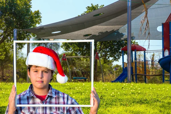 Niño Con Sombrero Santa Claus Sonriendo Sosteniendo Marco Sus Manos — Foto de Stock