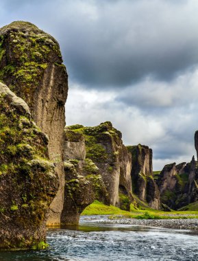 Bulutlu bir yaz günü. Buzul suyu olan nehir tuhaf uçurumlar arasında akar. İzlanda 'nın en güzel ve gizemli kanyonu Fyadrarglyufur. Aktif, eko ve fotoğraf turizmi kavramı