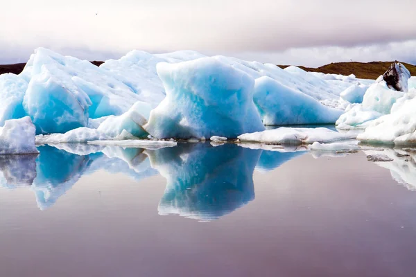 Island Laguna Jokulsaurloun Studené Časné Letní Ráno Bílé Modré Ledovce — Stock fotografie
