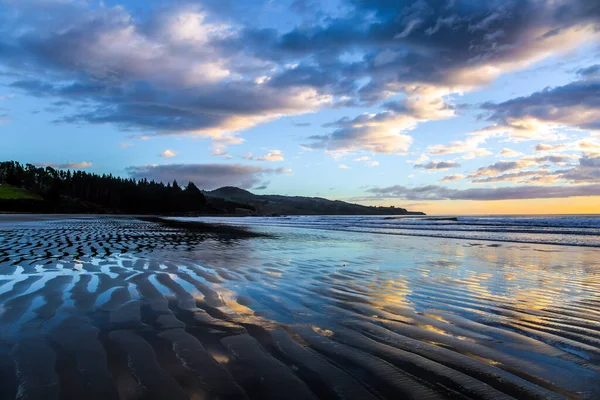 Stukjes Zand Water Achtergelaten Door Het Oceaangetij Zonsopgang Boven Oceaan — Stockfoto