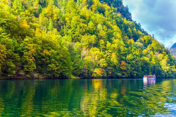Maravilloso Viaje Romántico Barco Turístico Lago Lago Koenigssee Rodeado Por — Foto de Stock