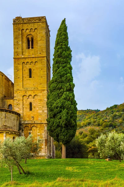 絵のように美しいトスカーナ 古代中世の壮大な修道院サン アントニオ 背の高い細いヒノキ修道院のファサードを飾る 秋の日 アクティブ 農村と写真観光の概念 — ストック写真