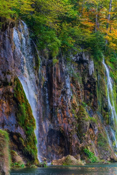 Flera Pittoreska Vattenfall Rinner Karstsjön Med Smaragdvatten Res Till Plitvicesjöarna — Stockfoto