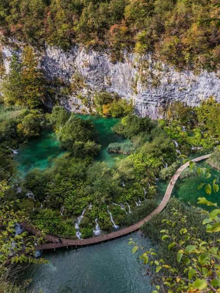 秋天的克罗地亚之行风景如画的瀑布般的湖水在高山间奔涌而下 生态和积极旅游的概念 游客用木制地板 — 图库照片