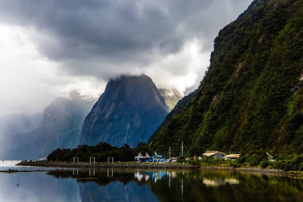 Hobbitok Koboldok Földje Zéland Viharfelhők Borítják Eget Híres Milford Sound — Stock Fotó