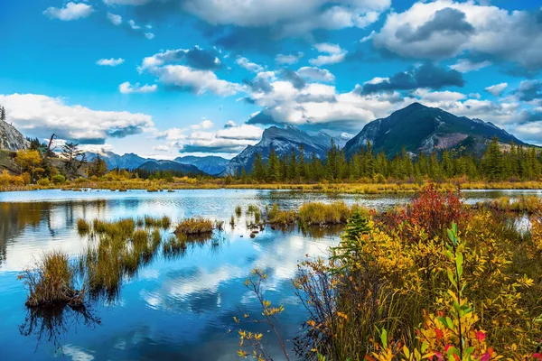 Grupa Jezior Banff Położona Canadian Rockies Jesienny Dzień Nad Jeziorem — Zdjęcie stockowe