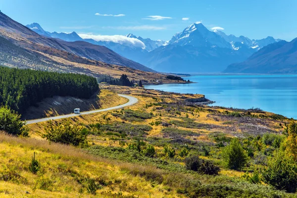 Park Narodowy Mount Cook Wspaniała Autostrada Biegnie Wzdłuż Górskiego Jeziora — Zdjęcie stockowe