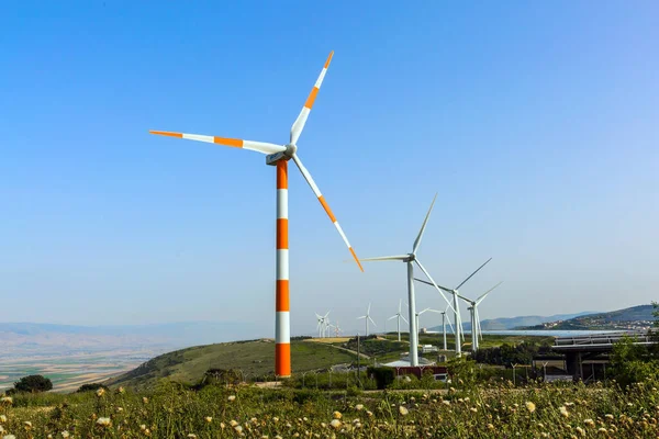 風力発電機 ギルボア山の風力発電所 イスラエルだ 電気エネルギーを生成するための近代的な機器 環境に優しい 環境保護と観光写真の概念 — ストック写真