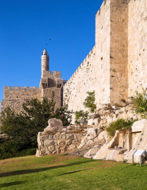 Sıcak yaz günbatımı. Kudüs 'ün muazzam duvarları. Antik Kale - Davut Kulesi. Duvarların yüksekliği 12 metredir. Tarihi, dini, hacı ve fotoğraf turizmi kavramı