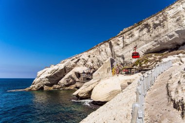 Deniz mağaralarına ve mağaralara inmek için kablolar. Dünyanın en dik fünikülü. Grottoes Rosh a Nikra - Kuzey İsrail 'de jeolojik oluşum. Aktif, eko ve fotoğraf turizmi kavramı