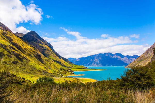 ニュージーランドの南の島 世界の果てへの旅 緑の芝生の山々は壮大な華湖を囲む 生態学的 積極的かつ写真観光の概念 — ストック写真