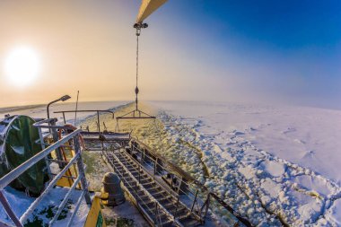 Laponya. Buz kırıntısı şeridi buzkırıcının arkasına yayılıyor. Buzlu deniz üzerinde kutup turizmine yapılan unutulmaz bir gezi. Aktif ve aşırı turizm kavramı