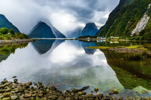 New Zealand Mirror Smooth Water Milford Sound Fjord Reflects Mountains — Stock Photo, Image