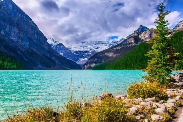 Lago Con Agua Azul Está Rodeado Montañas Bosques Lago Glacial —  Fotos de Stock