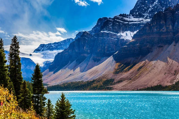 加拿大的落基山脉风景如画的大而深的弓湖被悬崖和冰川环绕着 风吹来浓密的积云 积极旅游和摄影旅游的概念 — 图库照片