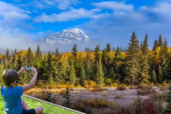 Rocky Dağları Kanada Oğlan Akıllı Telefonla Manzara Fotoğrafı Çekiyor Piramit — Stok fotoğraf