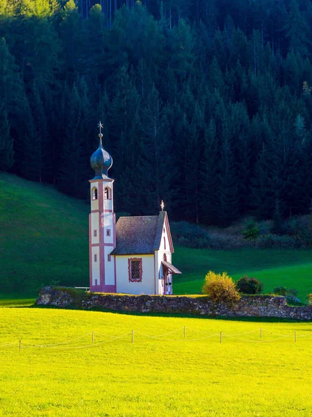 Dolomiti Maestose Val Funes Tirolo Italia Piccola Chiesa Bianca Con — Foto Stock