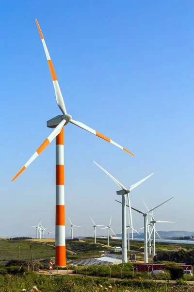 電気エネルギーを生成するための近代的な機器 風力発電機 ギルボア山の風力発電所 イスラエルだ 環境に優しい 環境保護と写真観光の概念 — ストック写真