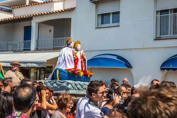 Saintes Maries Mer Francja Maja 2015 Towarzyszą Dwie Figury Świętej — Zdjęcie stockowe