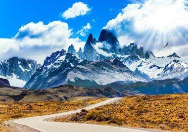 Muhteşem Fitz Dağı 'na giden güzel bir otoyol. Arjantin Patagonya 'sı. Şubat 'ta yaz günü. Aktif ve aşırı turizm kavramı. Yaz güneşi çayırları aydınlatıyor.