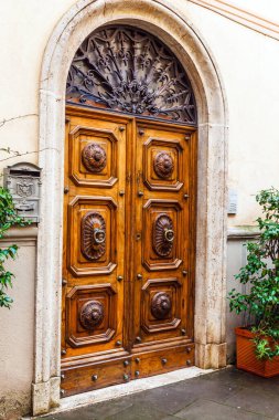 Muazzam ahşap kapılar. Tufa şehri Sorano 'nun merkezi meydanı. İtalya, Güney Toskana. Etkin, tarihi ve fotoğraf turizmi kavramı