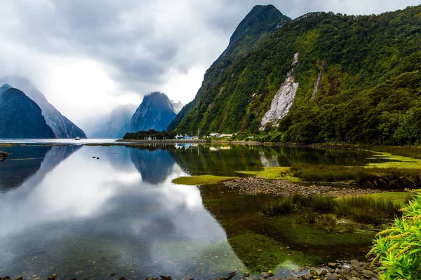 Nya Zeeland Milford Sound Fjordens Spegelblanka Vatten Speglar Bergen Solljus — Stockfoto