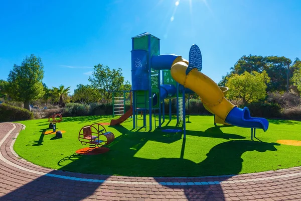 Değişik Renklerde Gezintiler Yapan Güvenli Rahat Çocuk Parkı Çocuklar Için — Stok fotoğraf