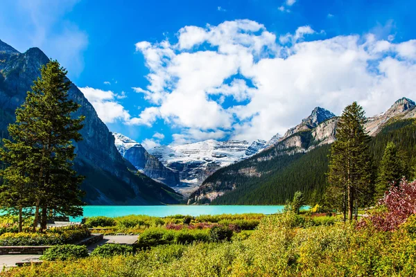 Lago Está Rodeado Altas Montañas Bosques Coníferas Terraplén Con Césped —  Fotos de Stock