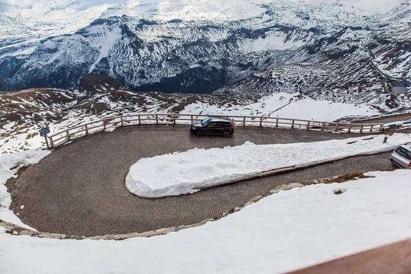 오스트리아의 Grossglockner Alpine Road 가파른 도로는 서펜타인 윤번로 이루어져 첫눈이 — 스톡 사진