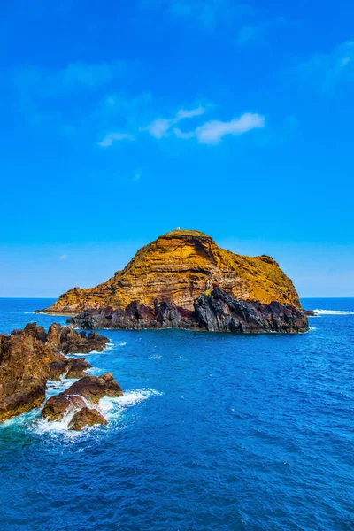 Madeira Volkanik Adasının Kıyılarındaki Kayalar Taşlar Gök Mavisi Suyu Olan — Stok fotoğraf