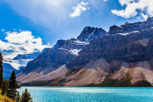 加拿大雄伟的落基山脉 风景如画的大而深的弓湖被悬崖和冰川环绕着 多风的秋日活动 环境和摄影旅游的概念 — 图库照片