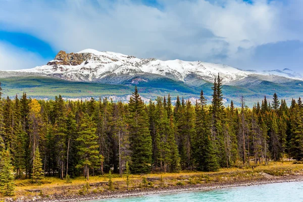 Otoño Escénico Las Rocosas Canadá Lago Entre Las Montañas Cubiertas — Foto de Stock