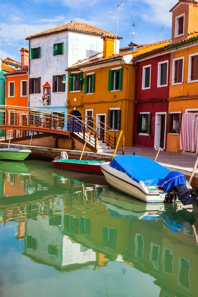 ヴェネツィアの近くのブラノ島 明るい色の家や傾斜塔は運河の水に反映されます ボートは銀行に沿って停められている 写真観光の概念 — ストック写真