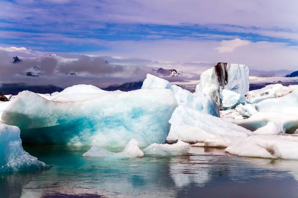 Jokulsaurloun 아이슬란드에서 여름날이른 아침입니다 흰색과 파란색의 빙산과 얼음이 차가운 떠다니고 — 스톡 사진