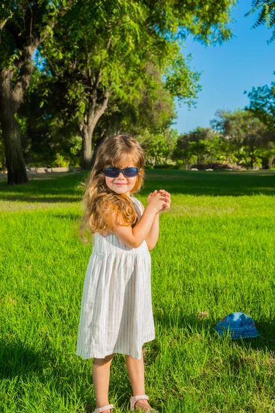 Adorabile Bambina Con Lunghi Riccioli Biondi Vestito Bianco Occhiali Sole — Foto Stock