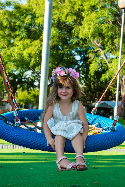 Calda Giornata Estiva Nel Parco Dei Bambini Bella Bambina Con — Foto Stock